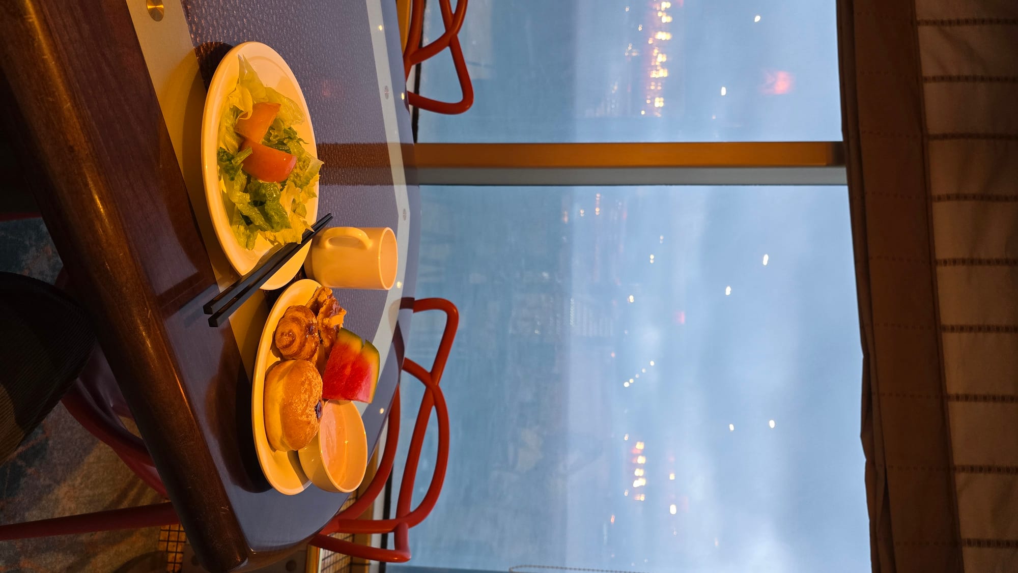 크루즈 오션뷰 객실에서 바라보는 아침 조식 — 시니어 효도크루즈 후기